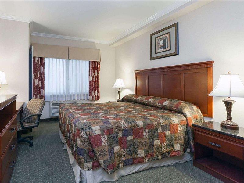 Howard Johnson By Wyndham Bakersfield Exteriör bild