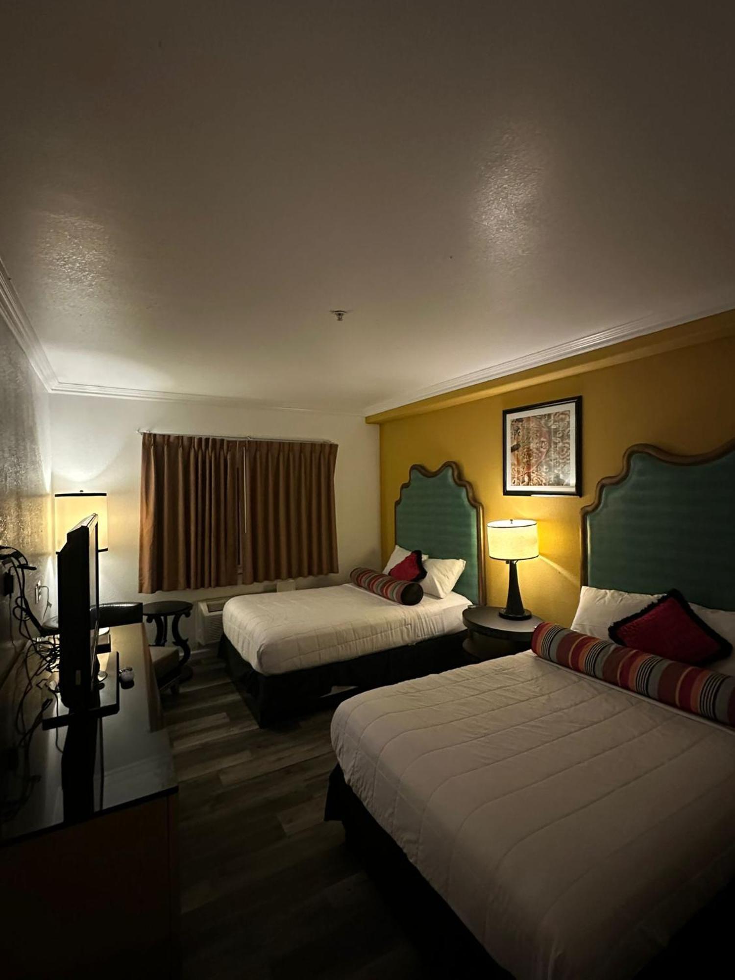 Howard Johnson By Wyndham Bakersfield Exteriör bild