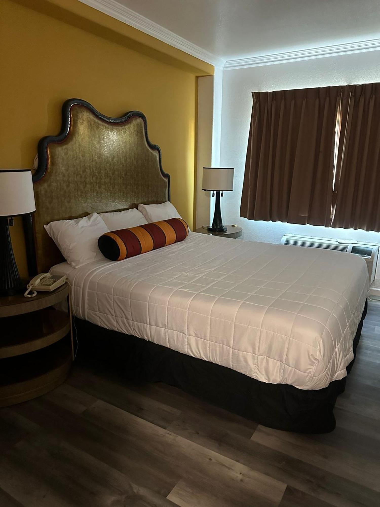 Howard Johnson By Wyndham Bakersfield Exteriör bild