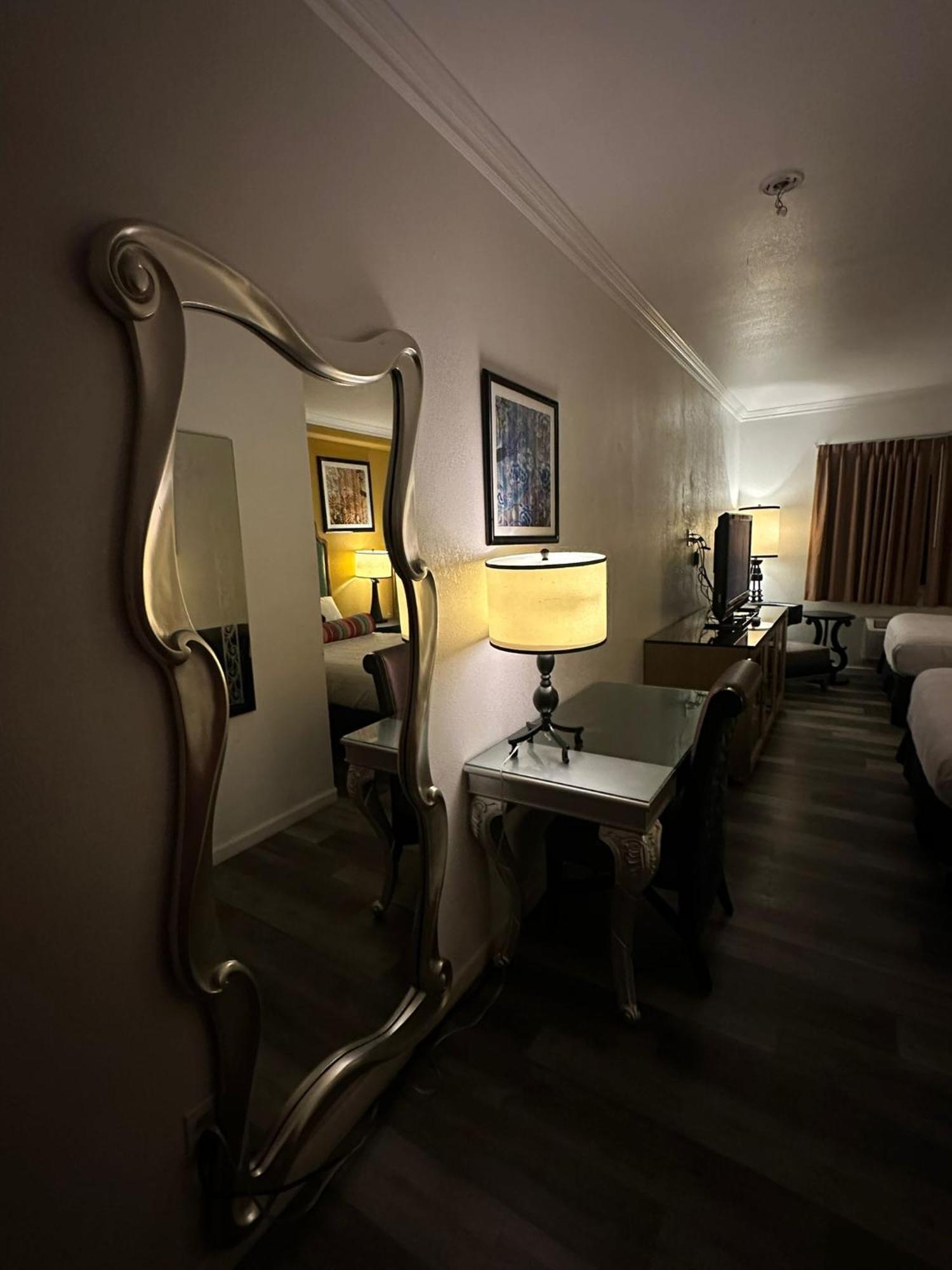 Howard Johnson By Wyndham Bakersfield Exteriör bild