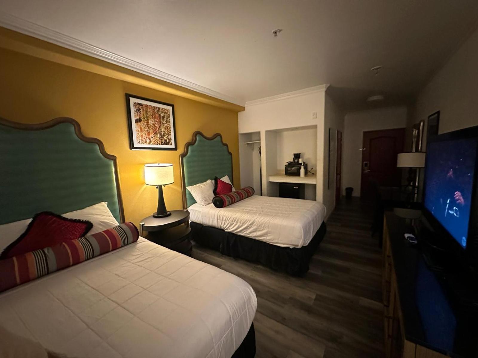 Howard Johnson By Wyndham Bakersfield Exteriör bild