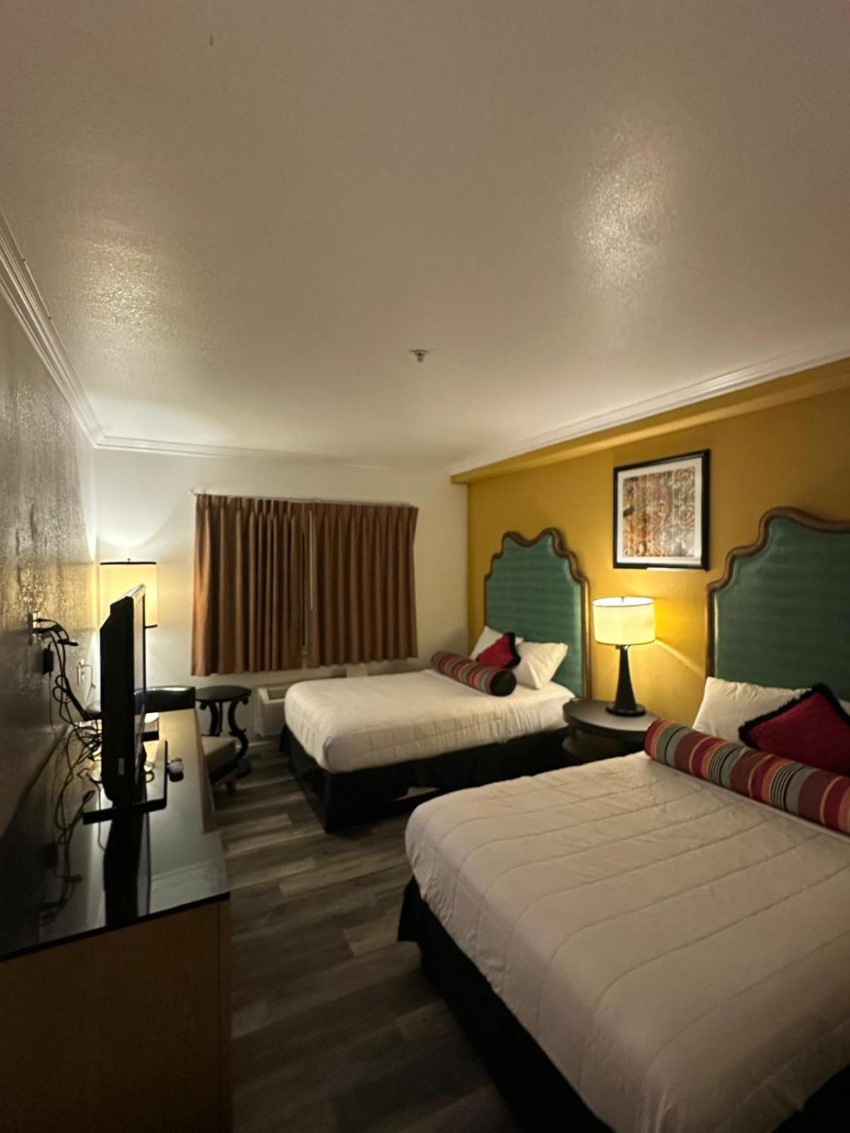 Howard Johnson By Wyndham Bakersfield Exteriör bild